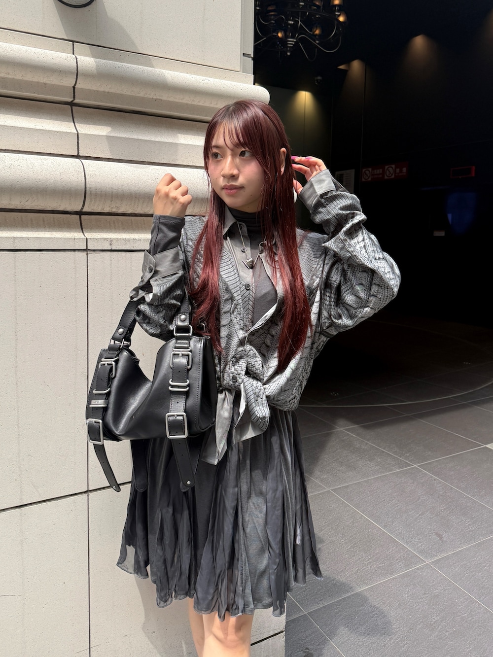 ブラック系のパンプス、グレー系のシャツ/ブラウス、グレー系のワンピースを着用したレディースの秋コーディネートの2枚目の写真
