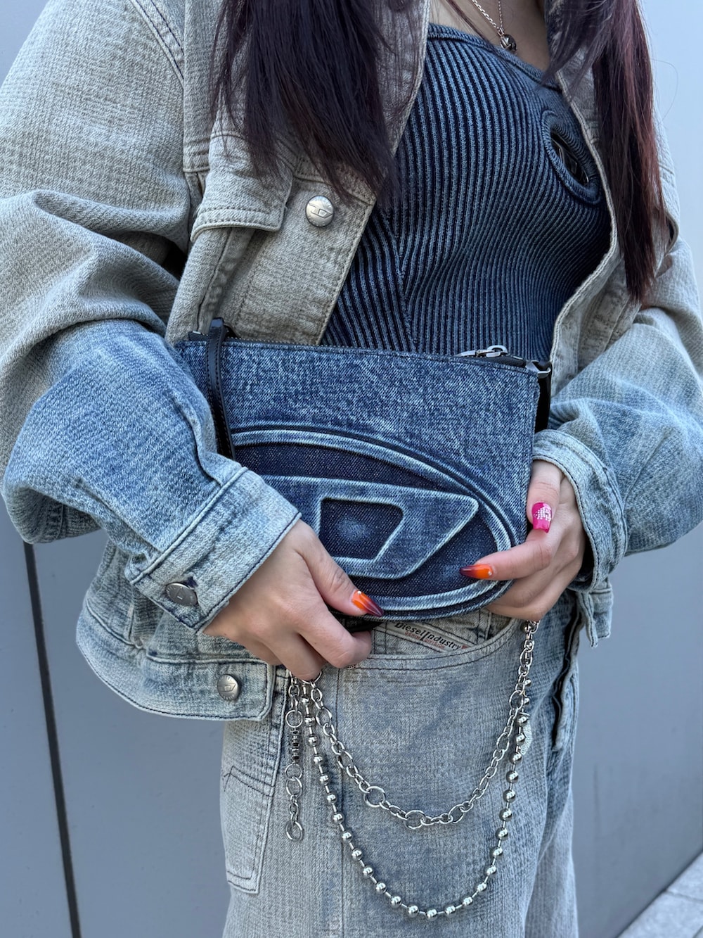 ブルー系のデニムパンツ、ブルー系のチューブトップ、ブルー系のサンダルを着用したレディースの冬コーディネートの2枚目の写真