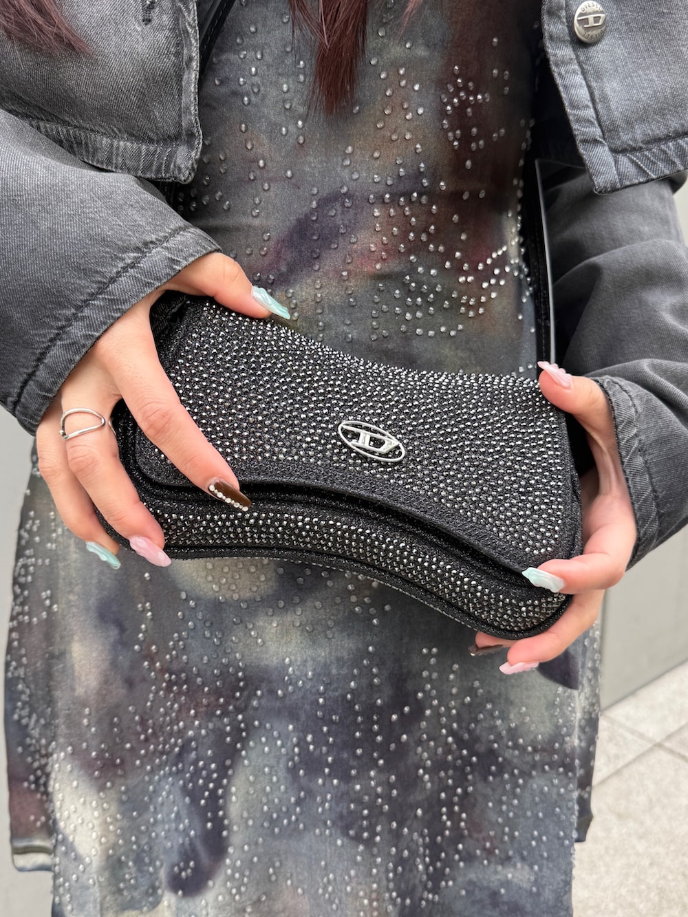 ブラック系のクラッチバッグ、その他のワンピース、ブラック系のデニムジャケットを着用したレディースの春コーディネートの2枚目の写真