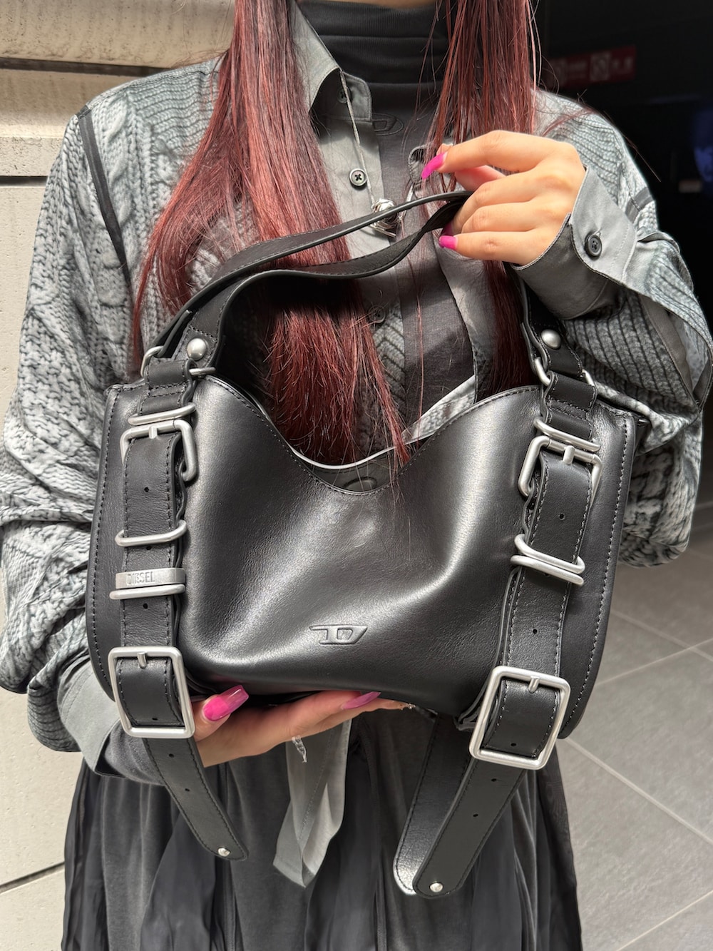 ブラック系のパンプス、グレー系のシャツ/ブラウス、グレー系のワンピースを着用したレディースの秋コーディネートの3枚目の写真