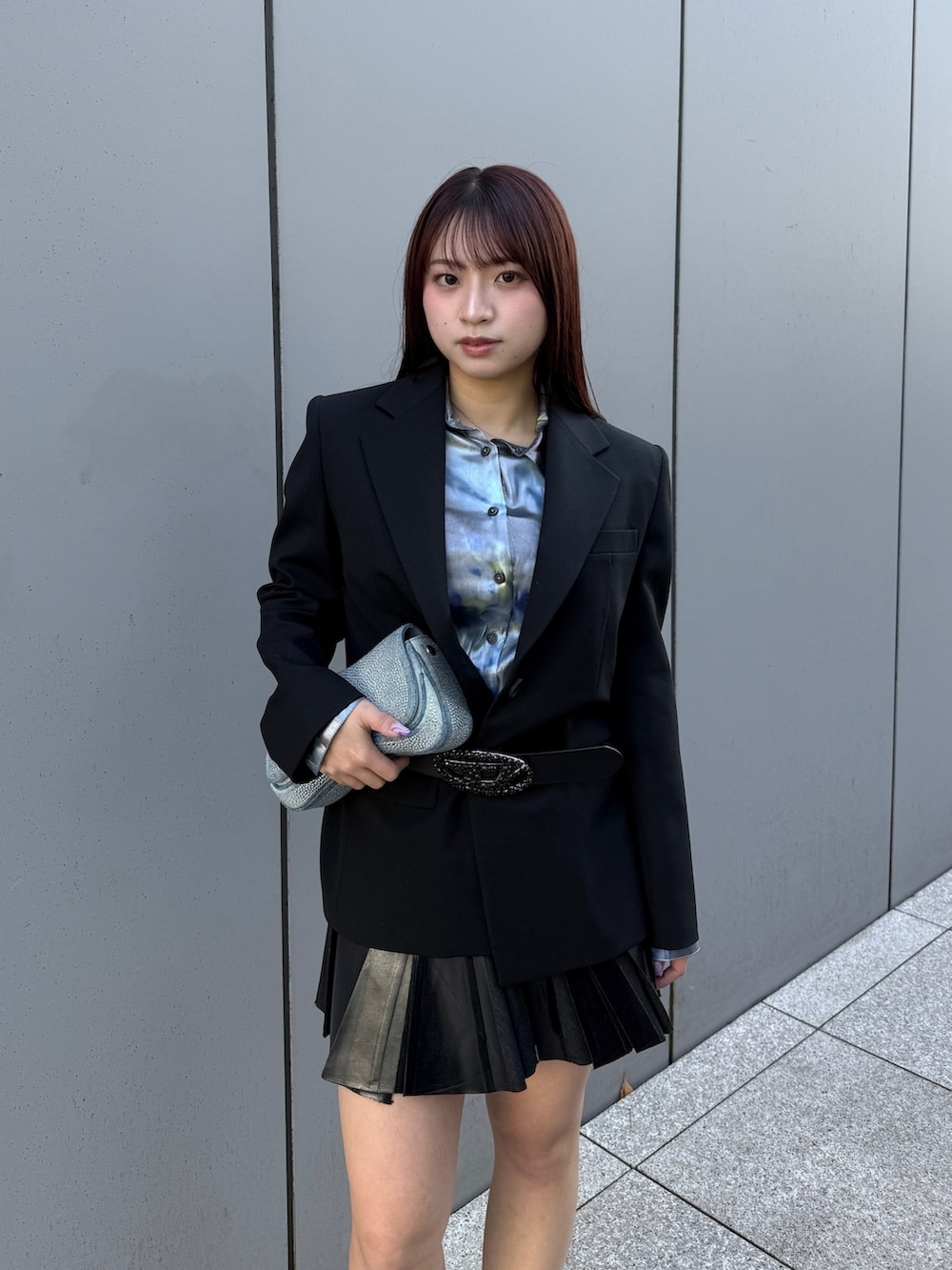 その他のシャツ/ブラウス、ブルー系のクラッチバッグ、ブラック系のブーツを着用したレディースの冬コーディネートの2枚目の写真