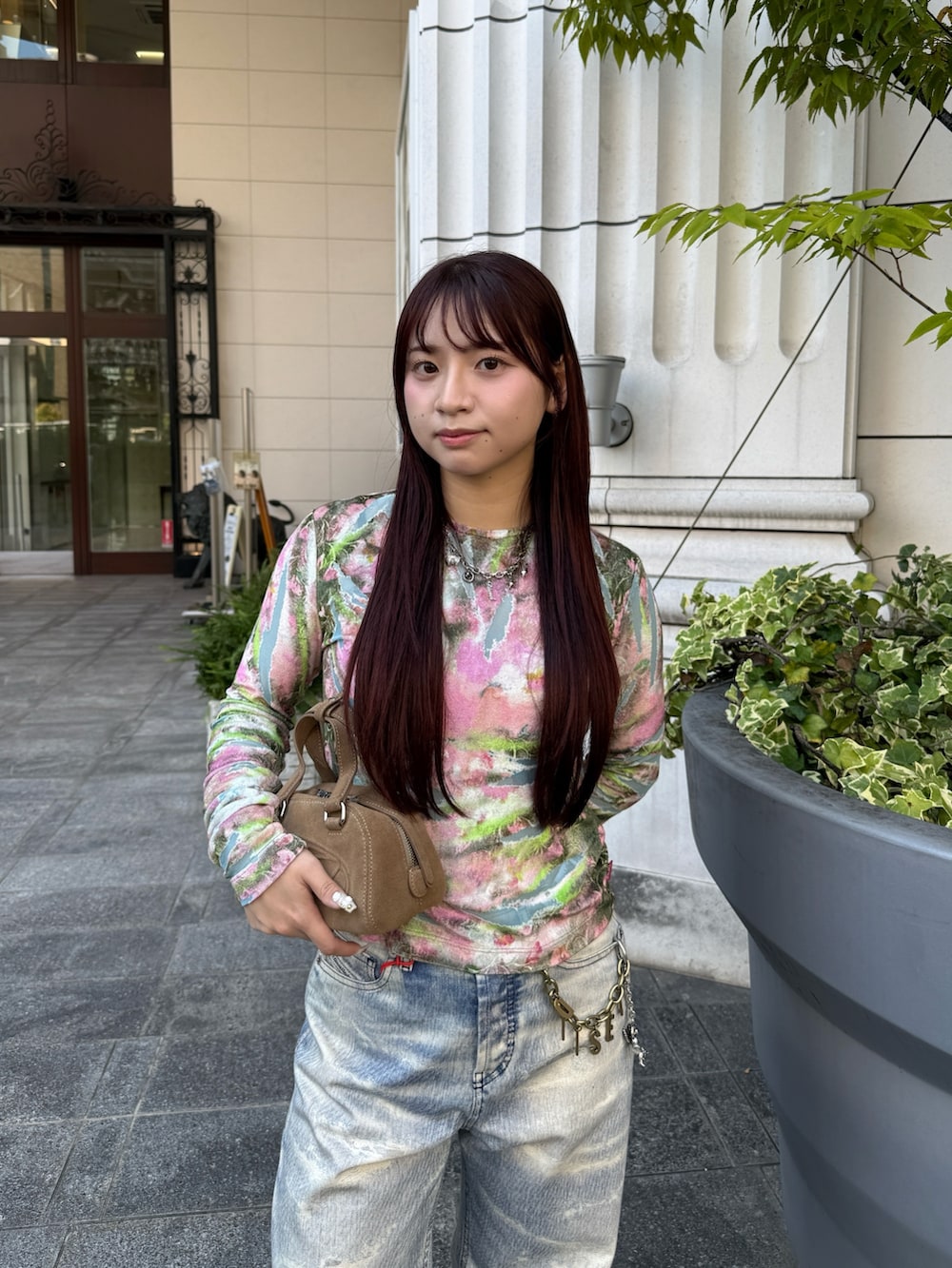 ベージュ系のショルダーバッグ、その他のネックレスを着用したレディースの秋コーディネートの2枚目の写真