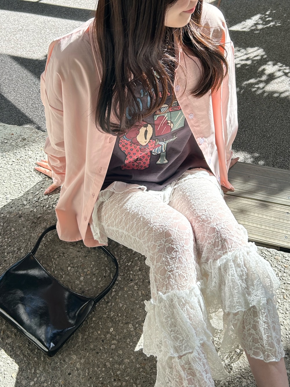 ピンク系のシャツ/ブラウス、グレー系のTシャツ/カットソーを着用したレディースの春コーディネートの3枚目の写真