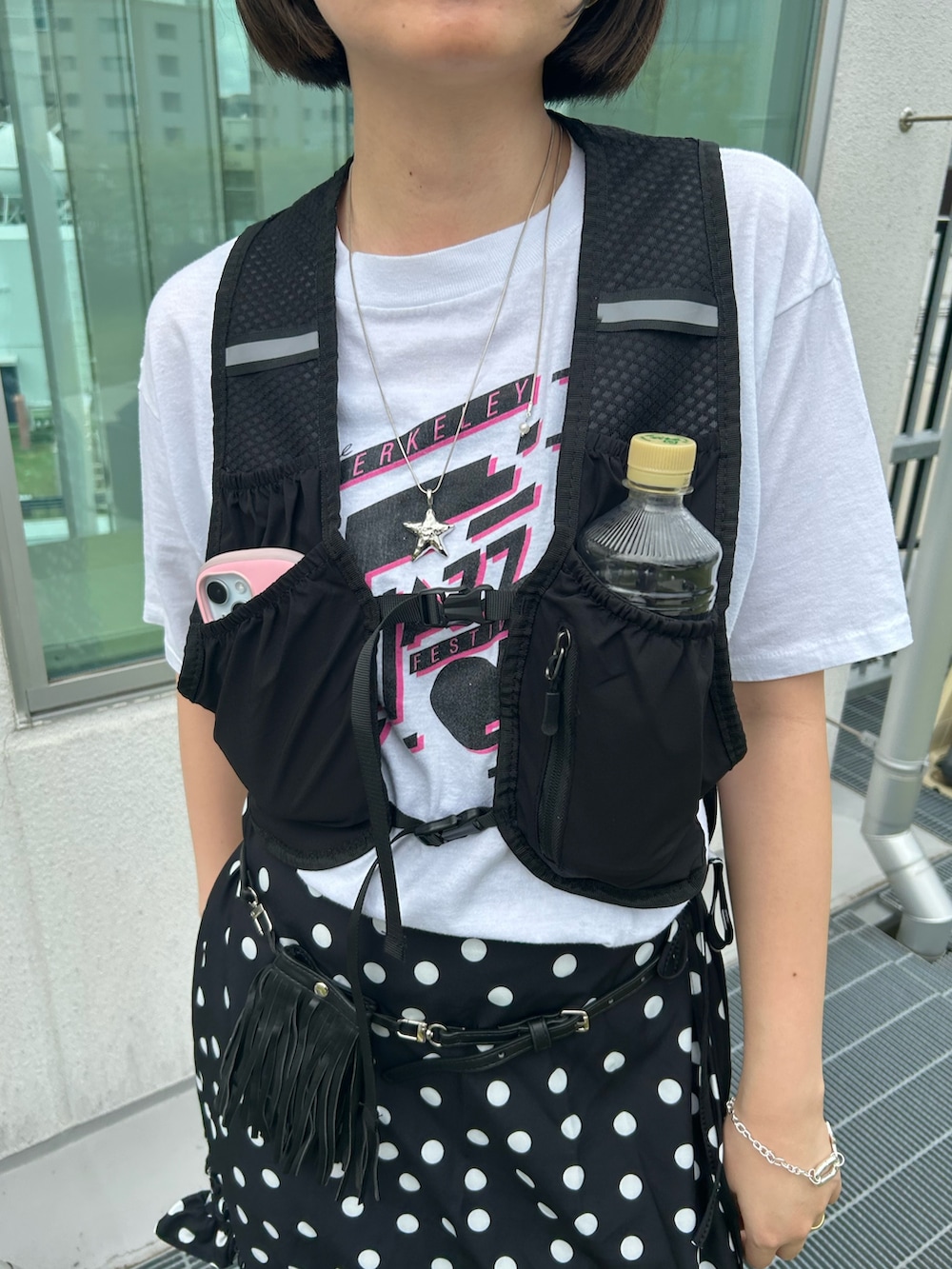 ブラック系のベスト、ブラック系のスカート、ブラック系のサングラスを着用したレディースの夏コーディネートの2枚目の写真