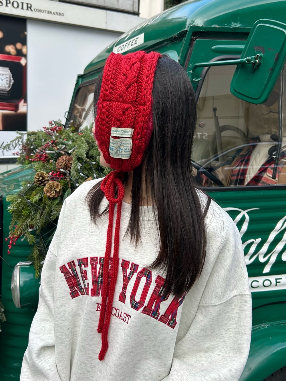 ベージュ系のスウェット、ブラウン系のスカート、イエロー系のハンドバッグを着用したレディースの冬コーディネートの2枚目の写真