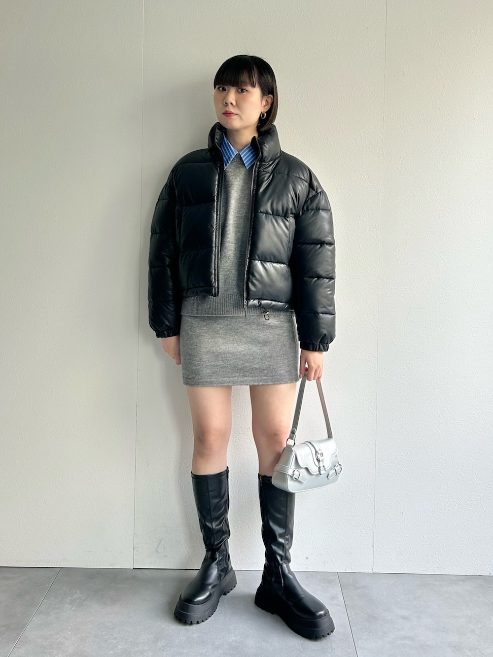ブラック系のダウンジャケット/コート、グレー系のセットアップを着用したレディースの秋コーディネートの2枚目の写真