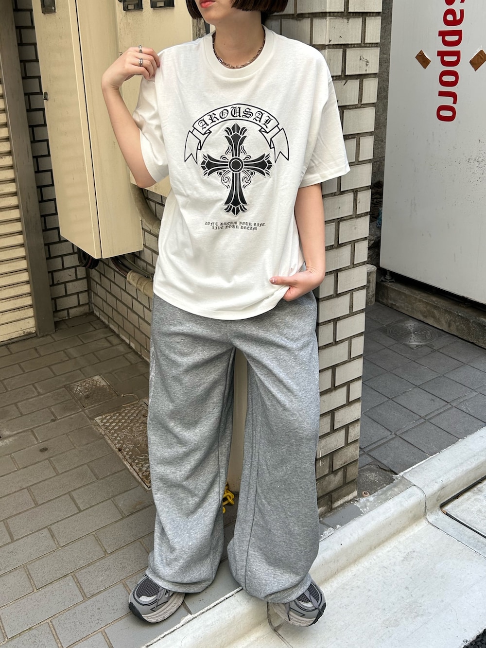 ホワイト系のTシャツ/カットソー、グレー系のスウェットパンツ、グレー系のスニーカーを着用したレディースの夏コーディネートの4枚目の写真