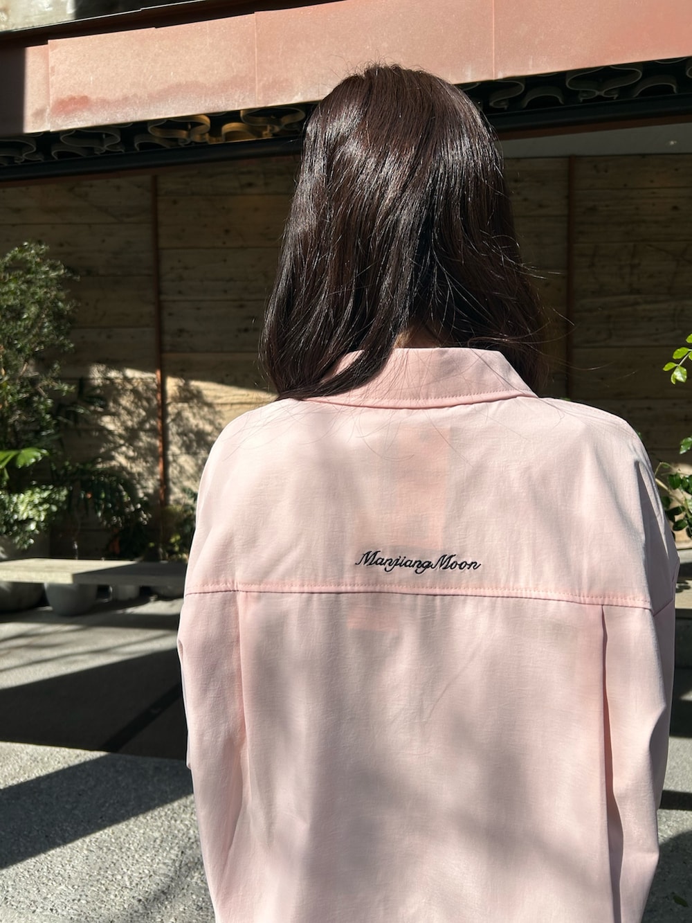 ピンク系のシャツ/ブラウス、グレー系のTシャツ/カットソーを着用したレディースの春コーディネートの2枚目の写真