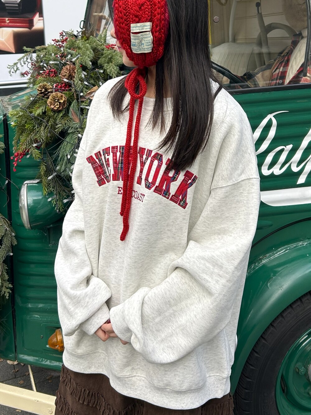 ベージュ系のスウェット、ブラウン系のスカート、イエロー系のハンドバッグを着用したレディースの冬コーディネートの3枚目の写真