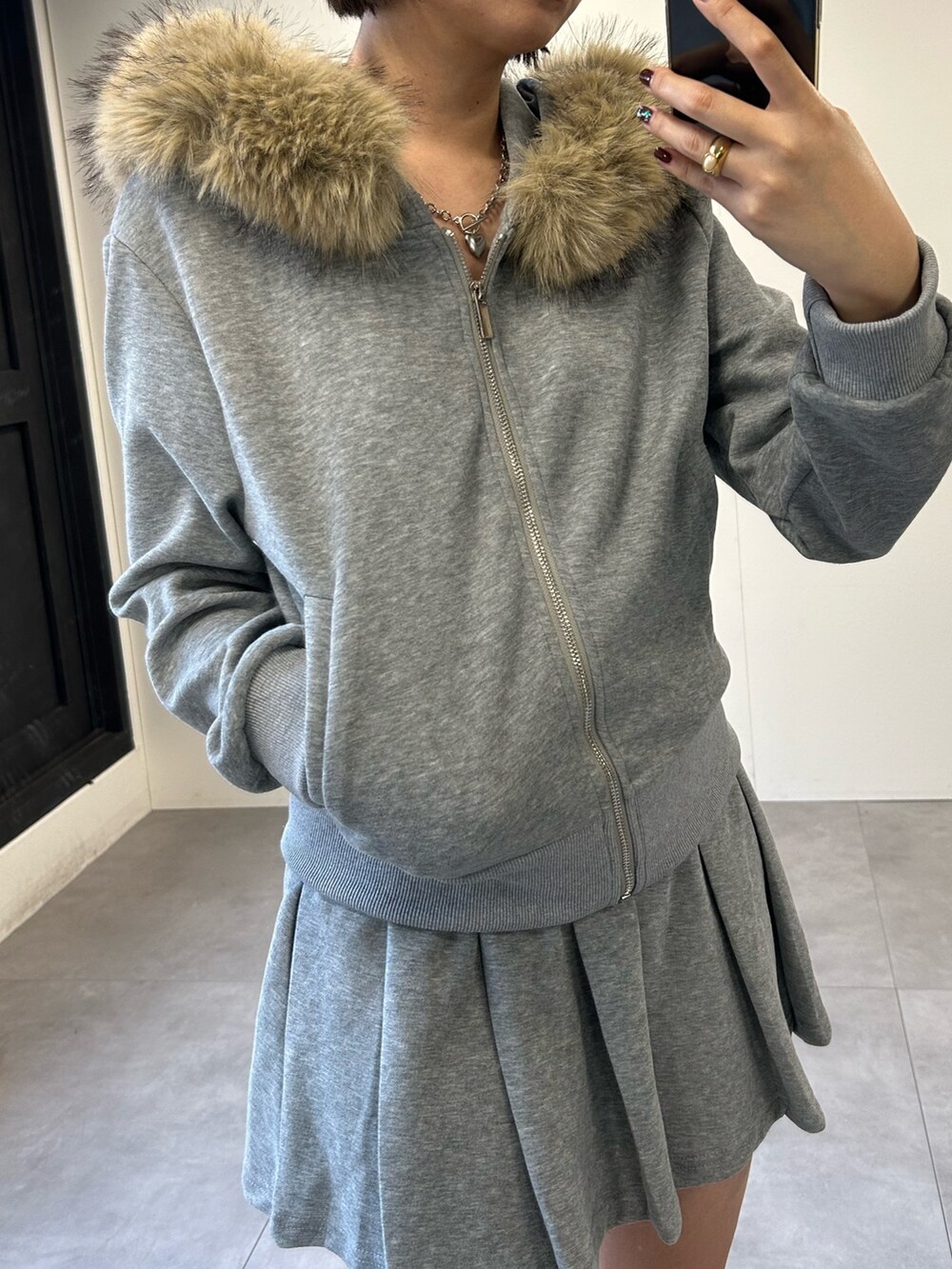 グレー系のセットアップを着用したレディースの冬コーディネートの3枚目の写真