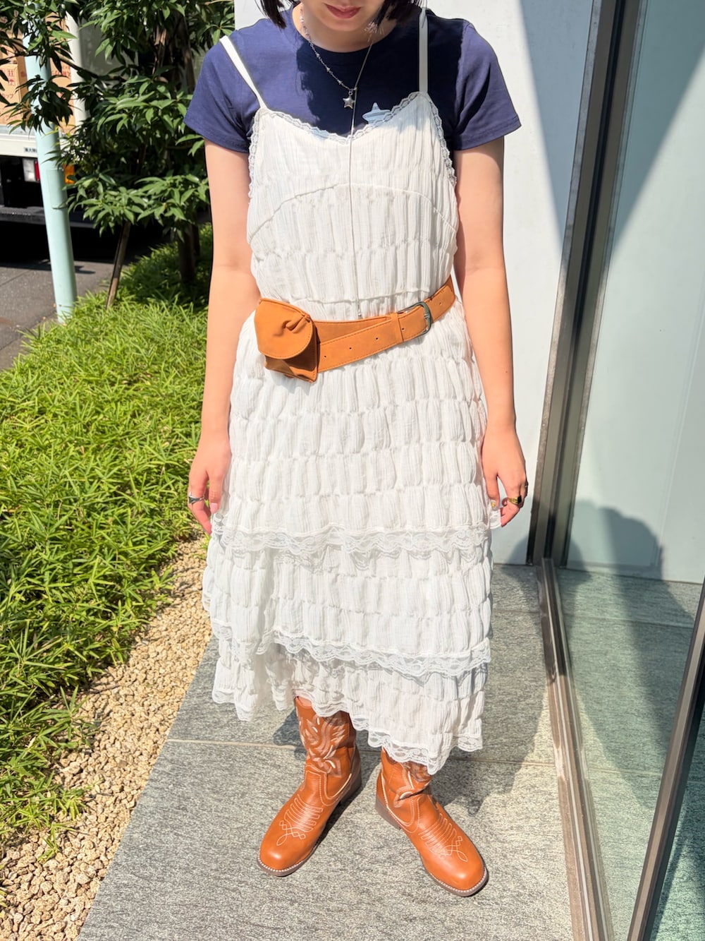 ホワイト系のワンピース、イエロー系のブーツ、ブルー系のTシャツ/カットソーを着用したレディースの夏コーディネートの2枚目の写真