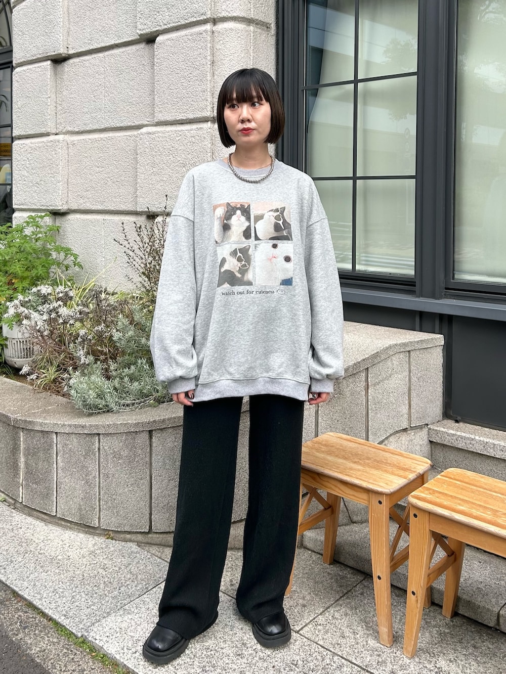 グレー系のスウェット、ピンク系のショルダーバッグ、ブラック系のその他パンツを着用したレディースの冬コーディネートの2枚目の写真