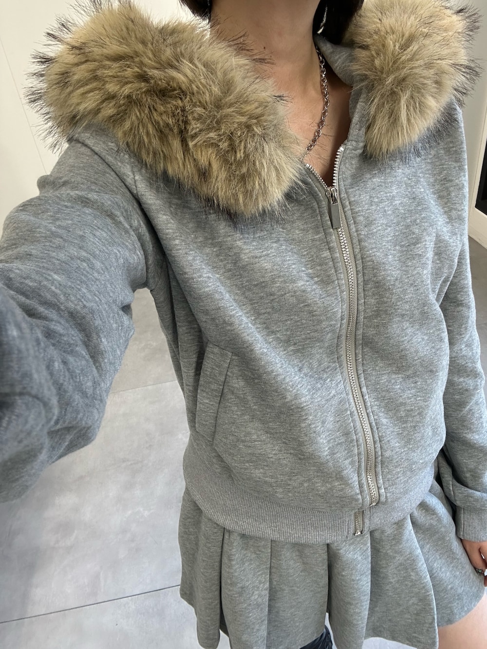 グレー系のセットアップを着用したレディースの冬コーディネートの2枚目の写真