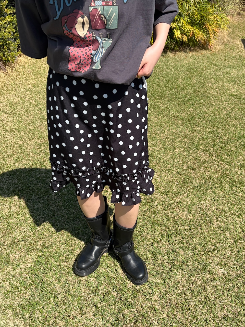 グレー系のTシャツ/カットソー、ブラック系のスカートを着用したレディースの春コーディネートの3枚目の写真