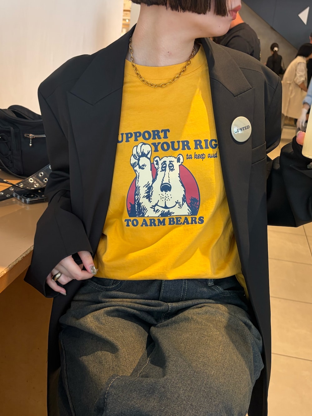 イエロー系のTシャツ/カットソーを着用したレディースの春コーディネートの2枚目の写真