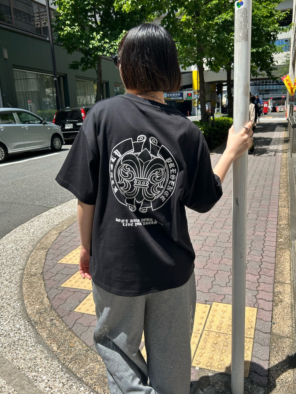 グレー系のスウェットパンツ、その他のTシャツ/カットソー、グレー系のスニーカーを着用したレディースの夏コーディネートの2枚目の写真