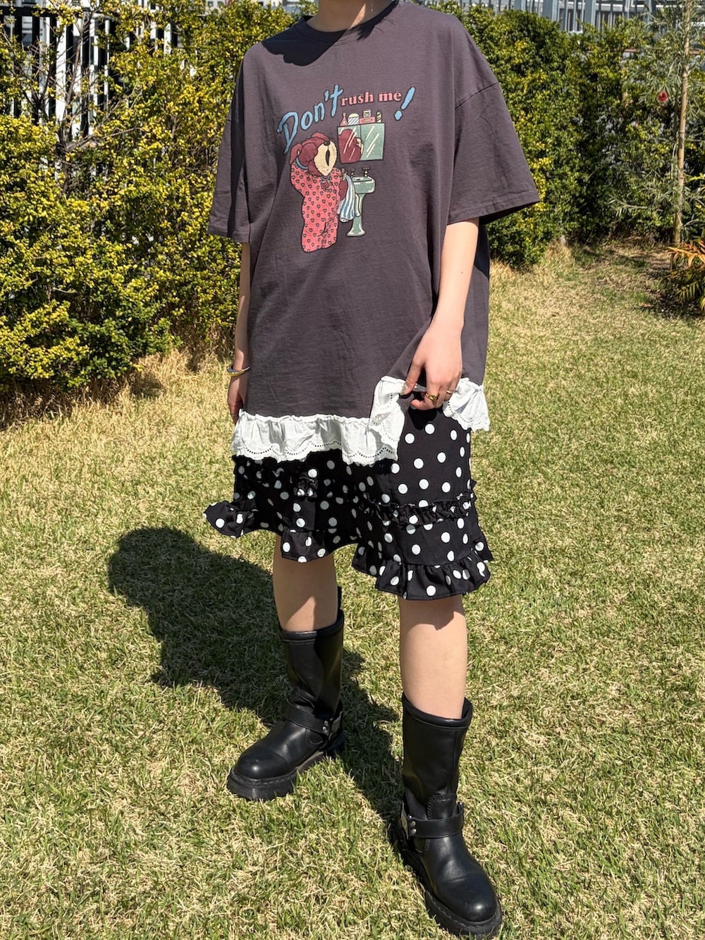 グレー系のTシャツ/カットソー、ブラック系のスカートを着用したレディースの春コーディネートの2枚目の写真