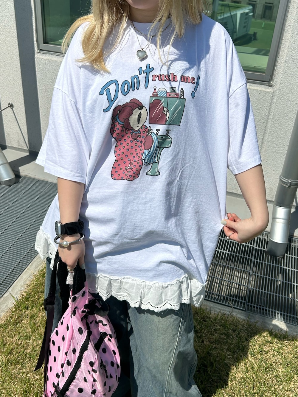 ホワイト系のTシャツ/カットソー、ブルー系のデニムパンツ、ピンク系のバックパック/リュックを着用したレディースの春コーディネートの3枚目の写真