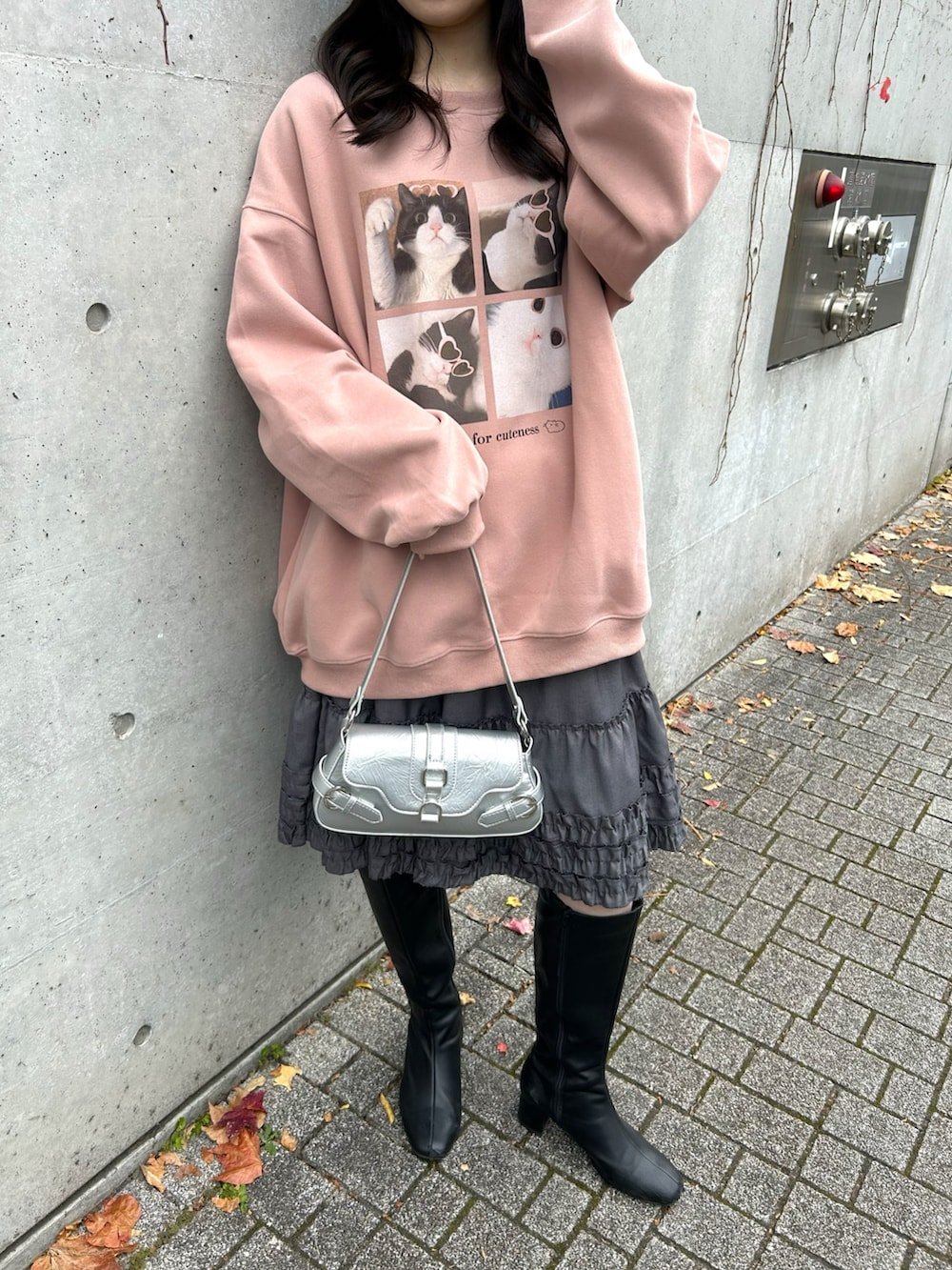 ピンク系のスウェット、グレー系のスカートを着用したレディースの冬コーディネートの2枚目の写真