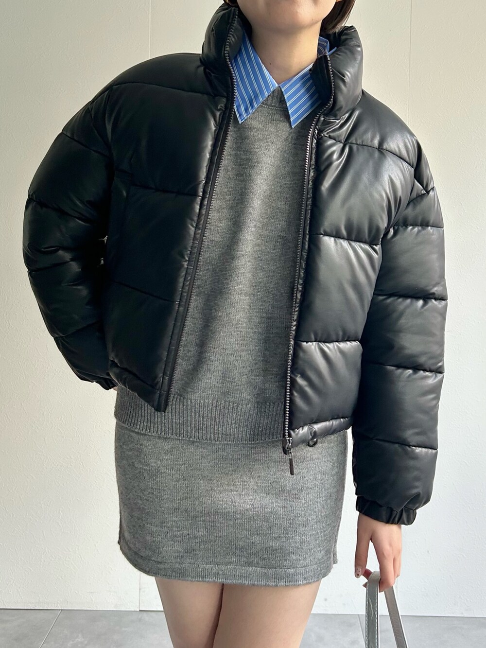 ブラック系のダウンジャケット/コート、グレー系のセットアップを着用したレディースの秋コーディネートの4枚目の写真