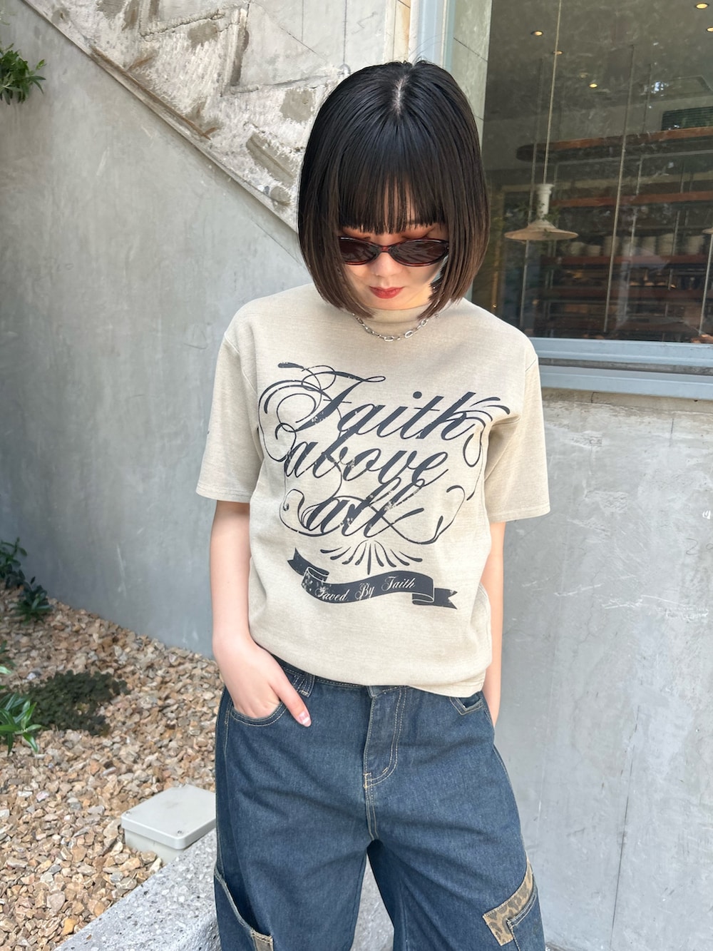 ベージュ系のTシャツ/カットソー、ブルー系のデニムパンツ、グレー系のスニーカーを着用したレディースの夏コーディネートの4枚目の写真