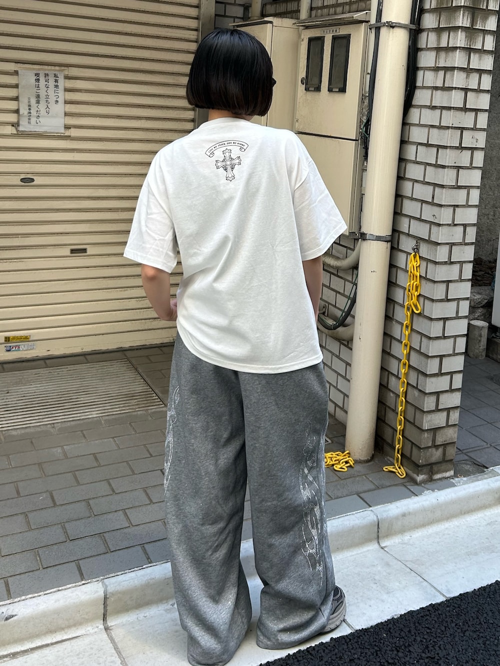 ホワイト系のTシャツ/カットソー、グレー系のスウェットパンツ、グレー系のスニーカーを着用したレディースの夏コーディネートの3枚目の写真