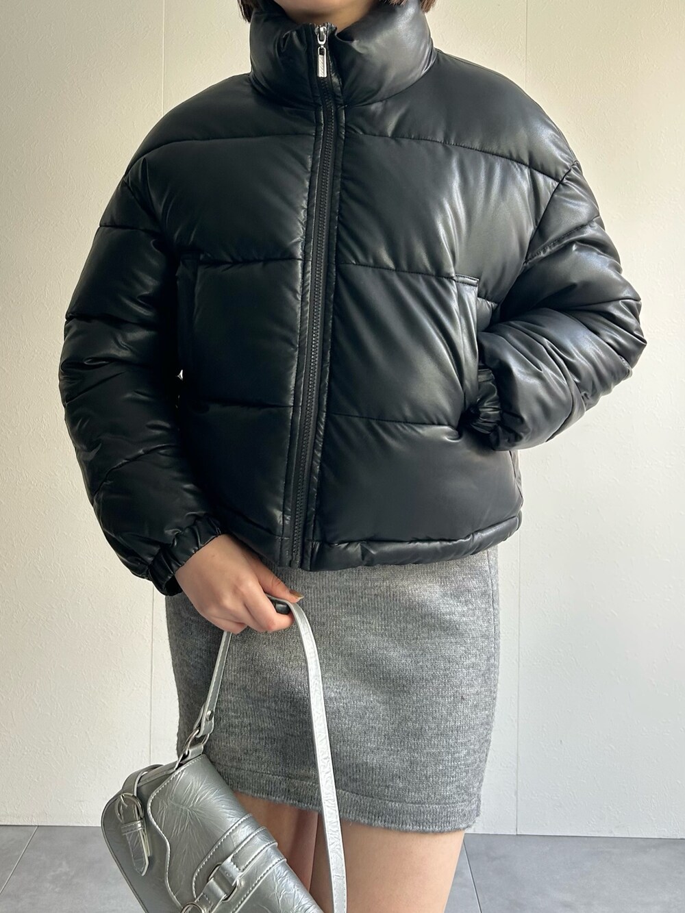 ブラック系のダウンジャケット/コート、グレー系のセットアップを着用したレディースの秋コーディネートの6枚目の写真