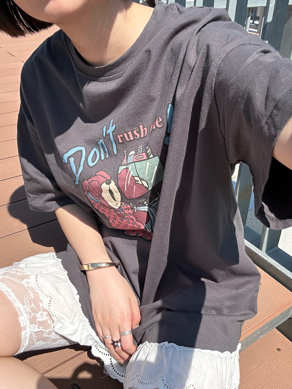 グレー系のTシャツ/カットソー、ブラック系のスカートを着用したレディースの春コーディネートの4枚目の写真