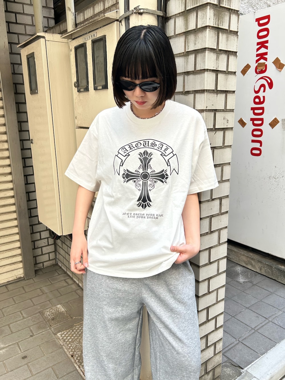 ホワイト系のTシャツ/カットソー、グレー系のスウェットパンツ、グレー系のスニーカーを着用したレディースの夏コーディネートの2枚目の写真