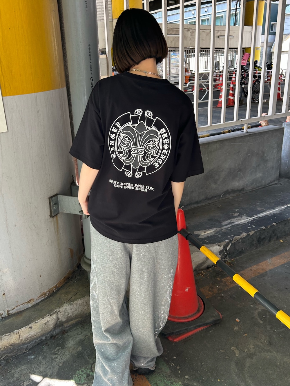 グレー系のスウェットパンツ、その他のTシャツ/カットソー、グレー系のスニーカーを着用したレディースの夏コーディネートの3枚目の写真