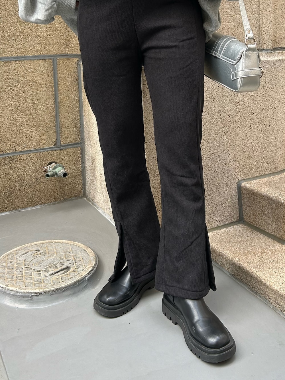 グレー系のスウェット、ブラック系のその他パンツを着用したレディースの冬コーディネートの3枚目の写真