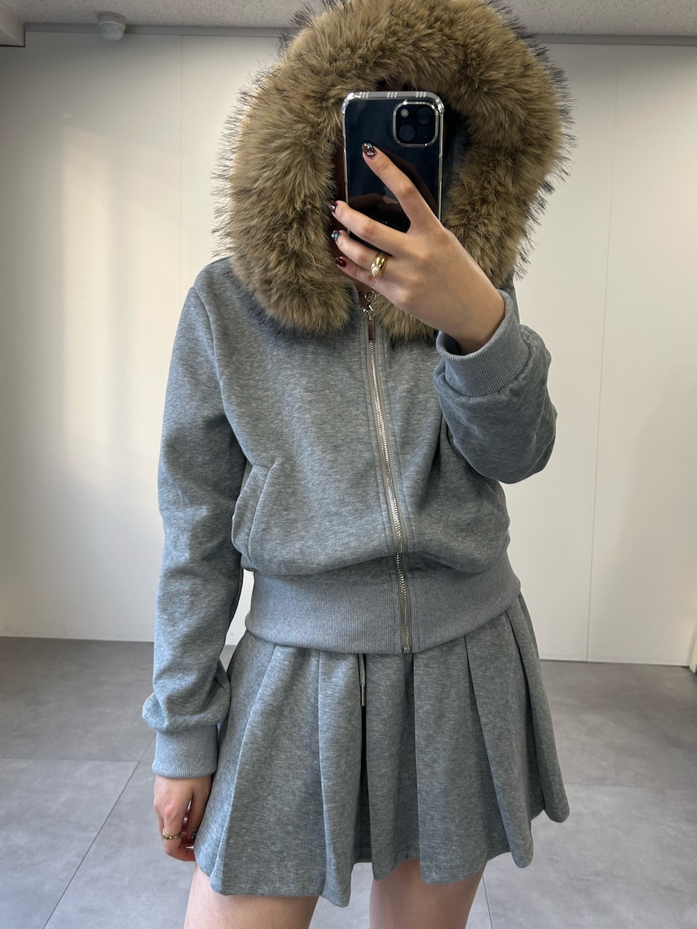 グレー系のセットアップを着用したレディースの冬コーディネートの4枚目の写真