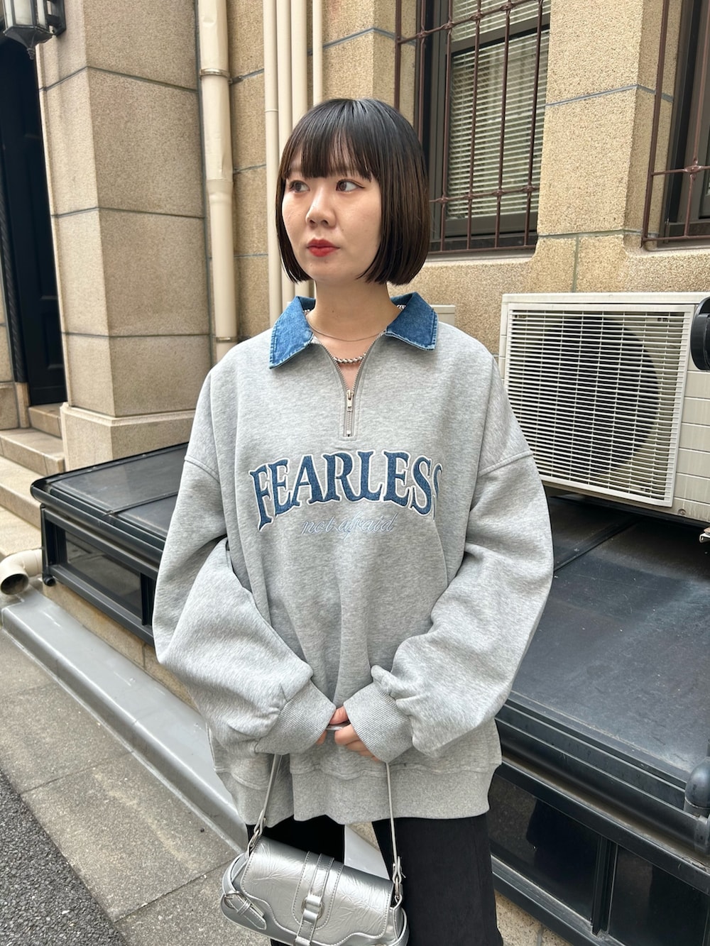 グレー系のスウェット、ブラック系のその他パンツを着用したレディースの冬コーディネートの2枚目の写真