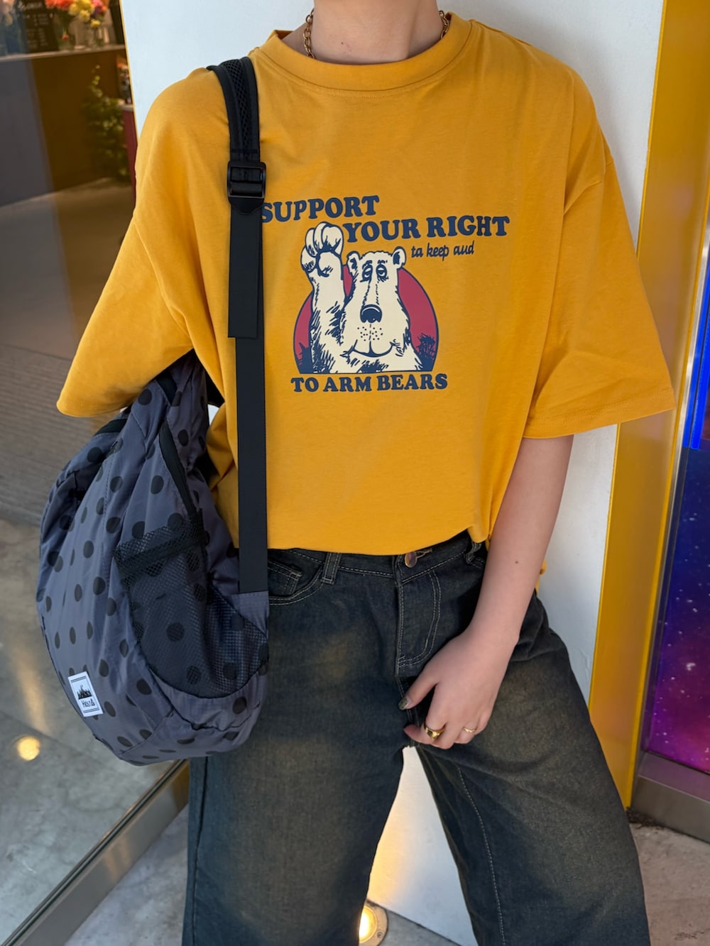 イエロー系のTシャツ/カットソーを着用したレディースの春コーディネートの3枚目の写真