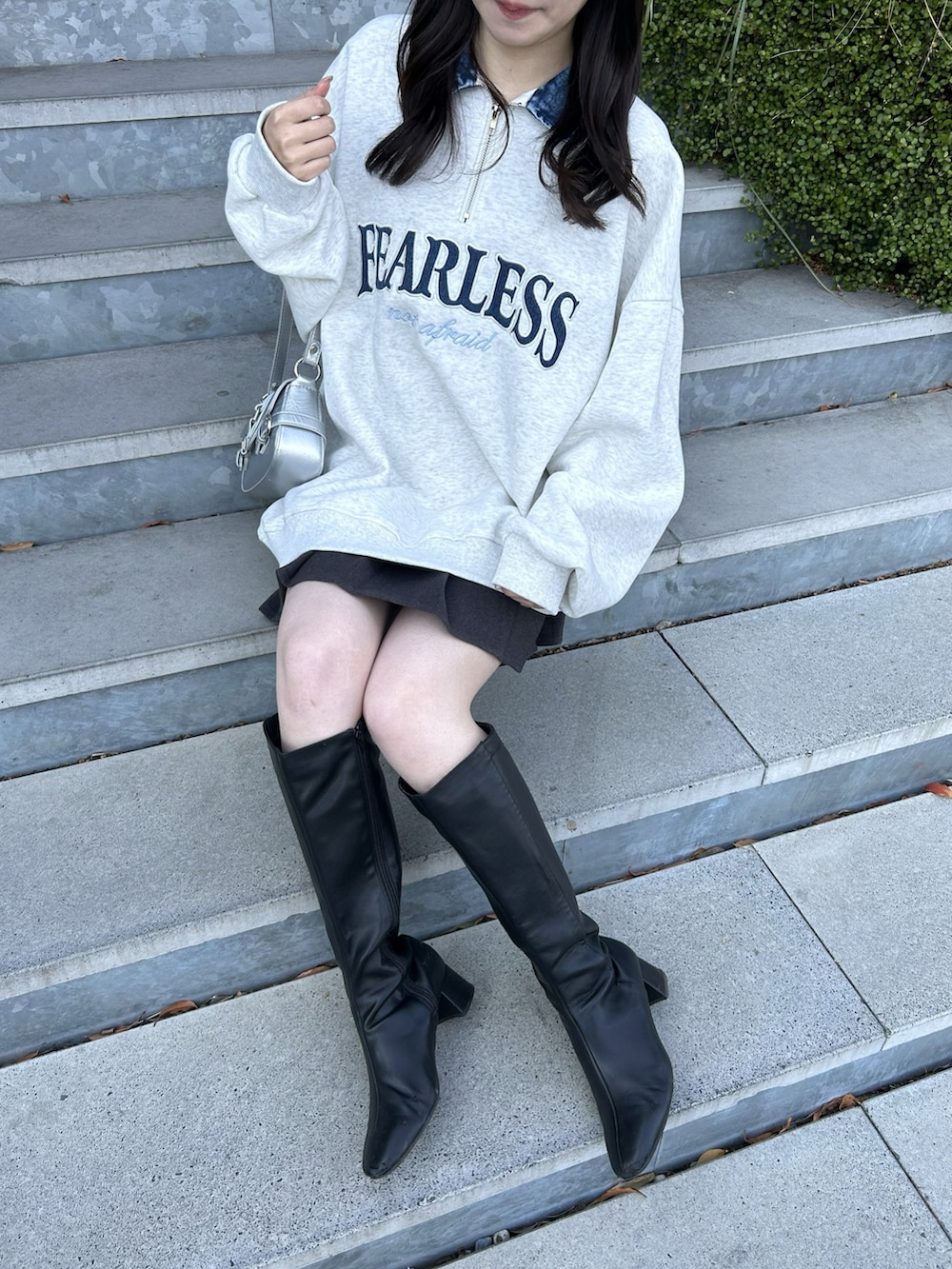 ベージュ系のスウェット、グレー系のスカートを着用したレディースの冬コーディネートの2枚目の写真