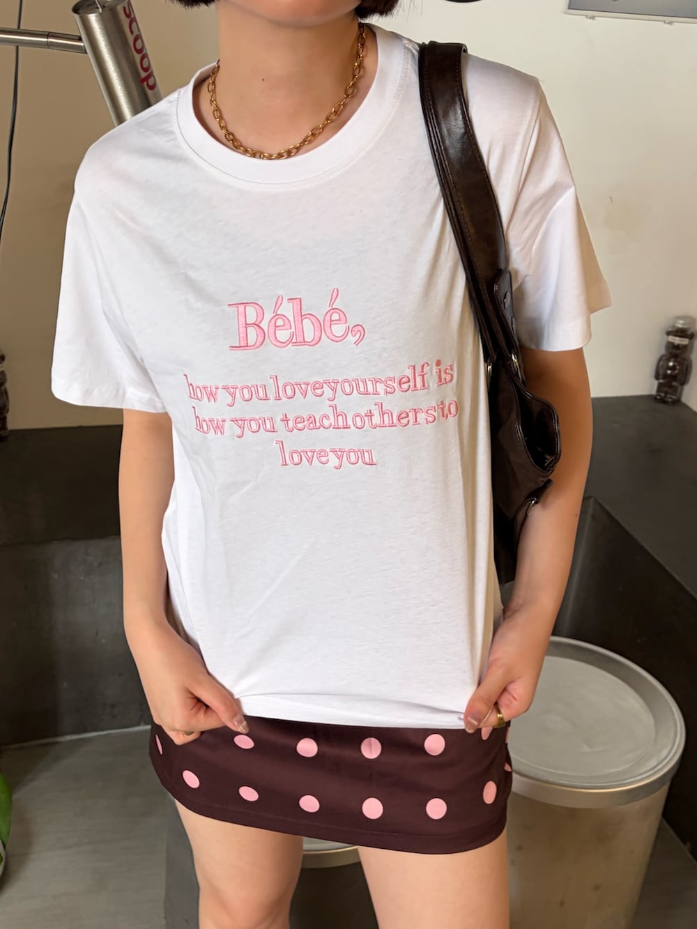 ホワイト系のTシャツ/カットソーを着用したレディースの春コーディネートの2枚目の写真