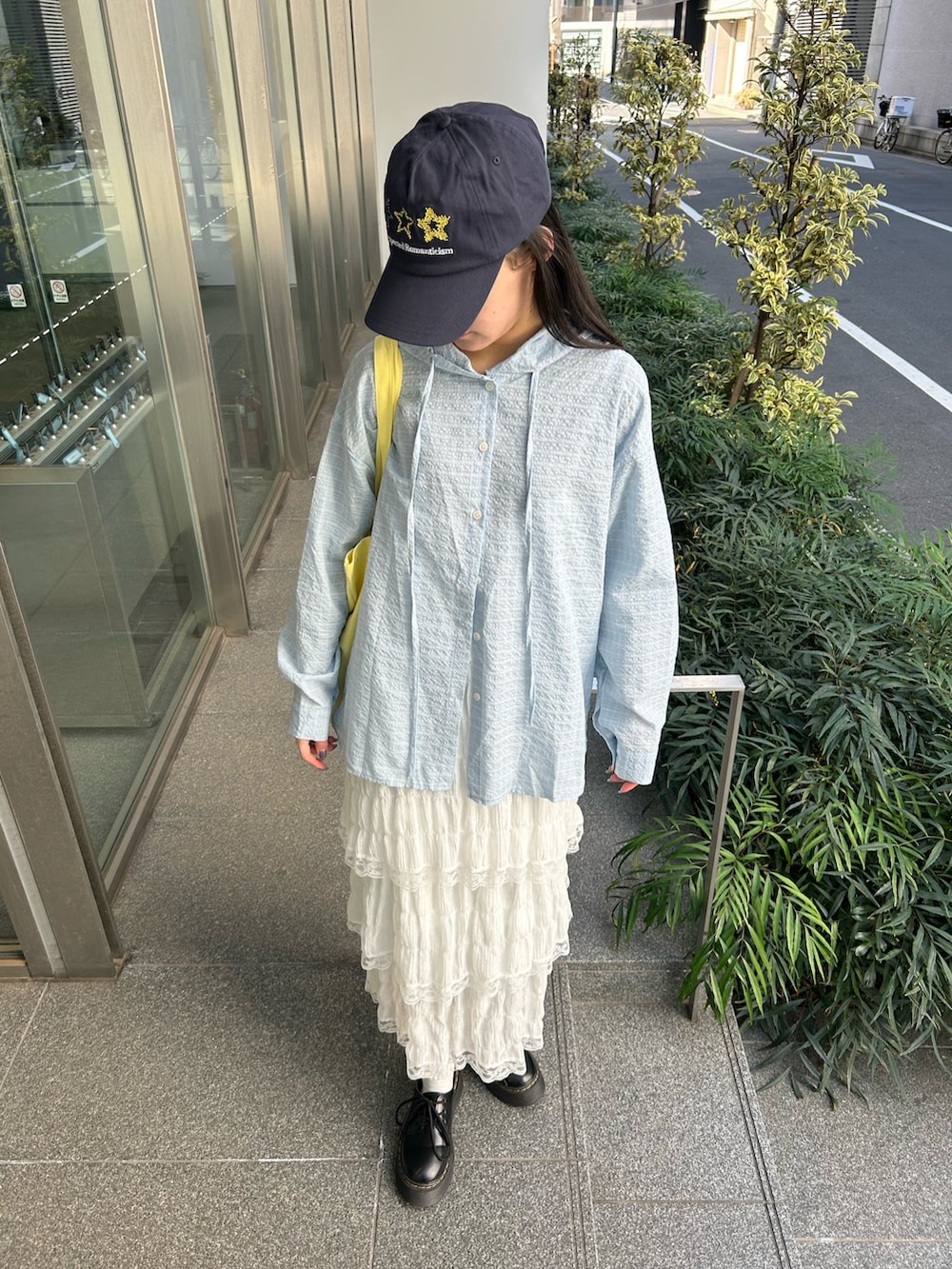 ブルー系のシャツ/ブラウス、ホワイト系のワンピース、イエロー系のトートバッグを着用したレディースの春コーディネートの2枚目の写真