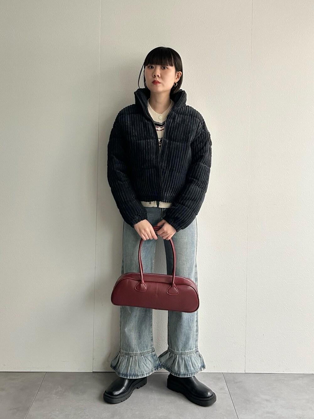 ブラック系のダウンジャケット/コート、ベージュ系のスウェット、レッド系のショルダーバッグを着用したレディースの秋コーディネートの3枚目の写真