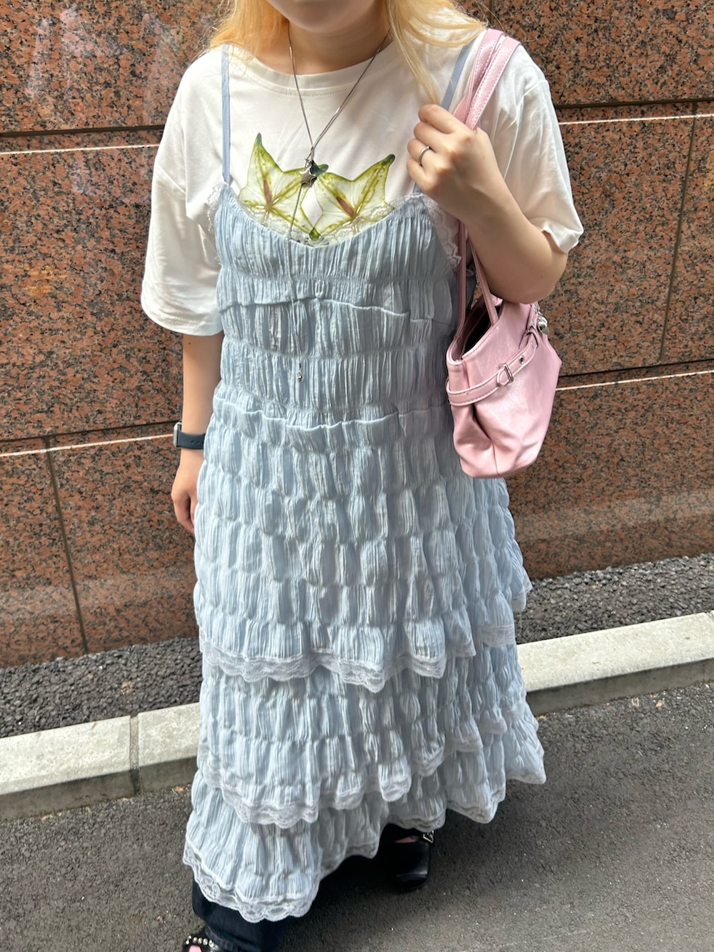 ホワイト系のTシャツ/カットソー、ブルー系のワンピースを着用したレディースの夏コーディネートの2枚目の写真