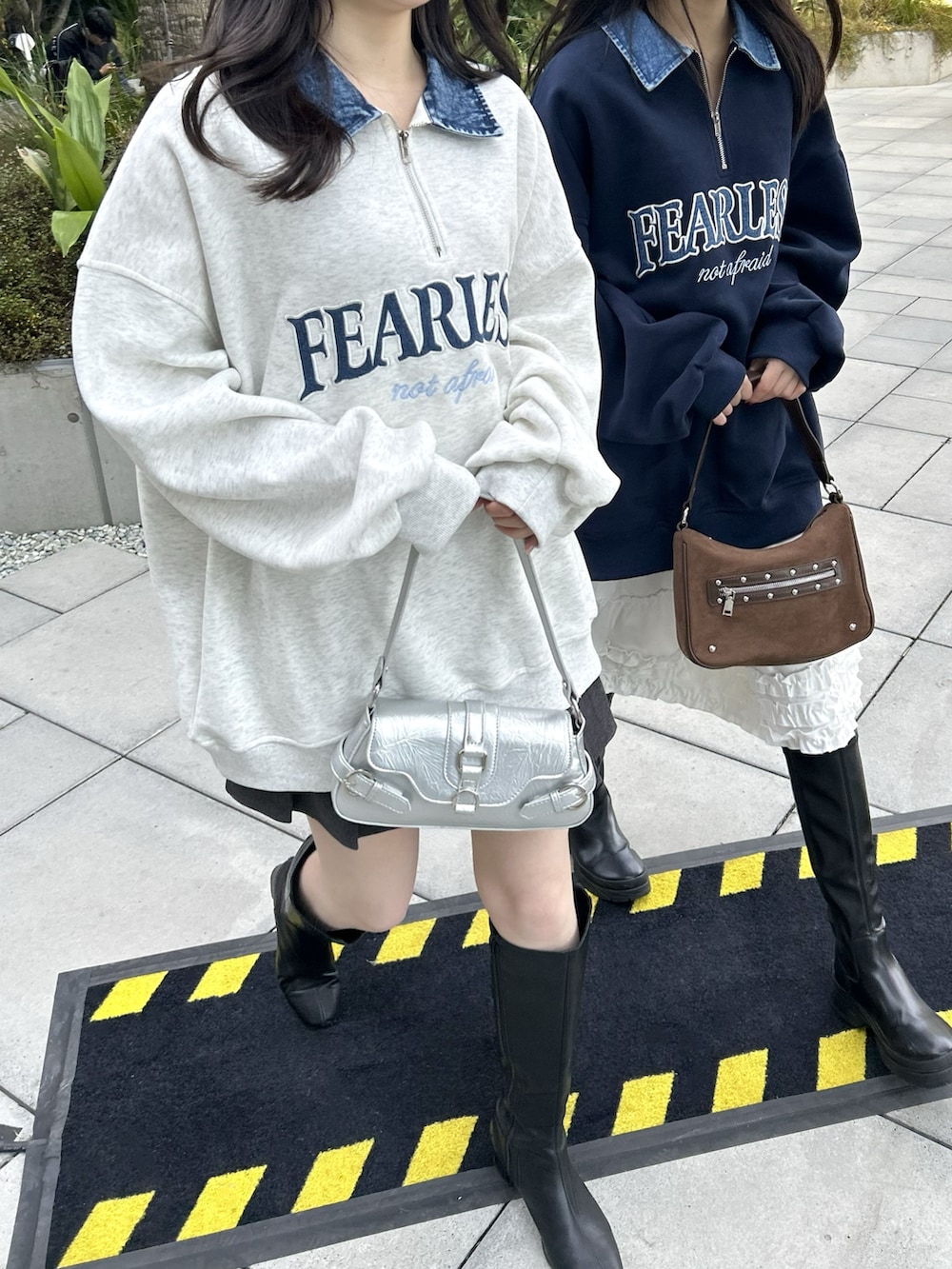 ベージュ系のスウェット、グレー系のスカートを着用したレディースの冬コーディネートの3枚目の写真