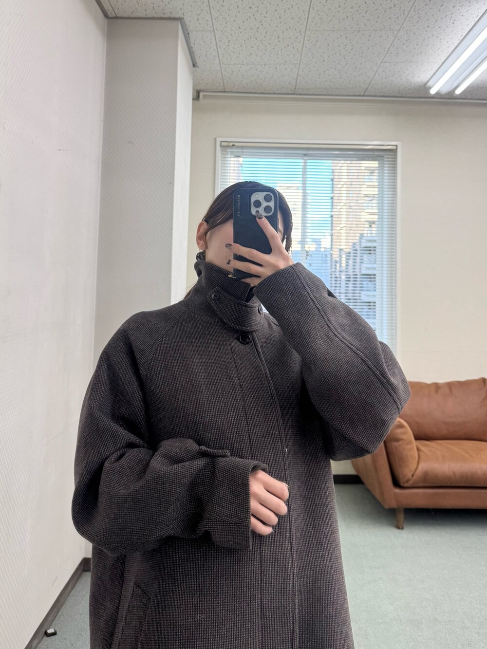 その他のステンカラーコート、ホワイト系のその他パンツ、ベージュ系のブーツを着用したレディースの冬コーディネートの5枚目の写真