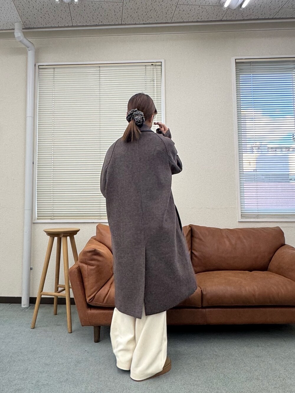 その他のステンカラーコート、ホワイト系のその他パンツ、ベージュ系のブーツを着用したレディースの冬コーディネートの4枚目の写真