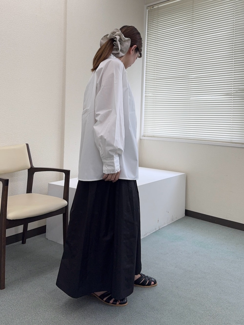 ホワイト系のシャツ/ブラウス、ブラック系のスカート、ブラック系のネックレスを着用したレディースの夏コーディネートの2枚目の写真