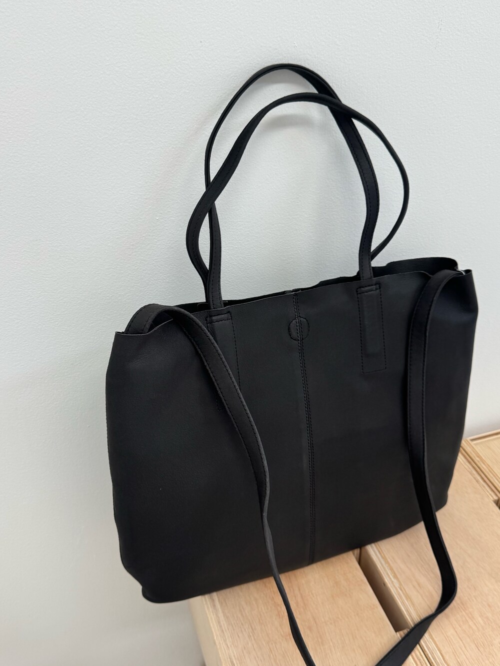 ホワイト系のシャツ/ブラウス、ブラウン系のスカート、ブラック系のサンダルを着用したレディースの夏コーディネートの9枚目の写真