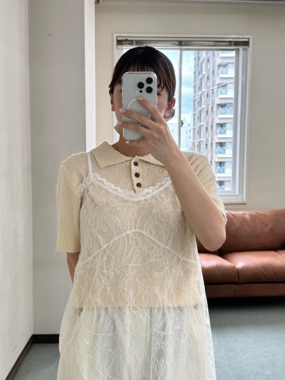 ホワイト系のニット/セーター、ホワイト系のキャミソール、ホワイト系のその他パンツを着用したレディースの夏コーディネートの4枚目の写真