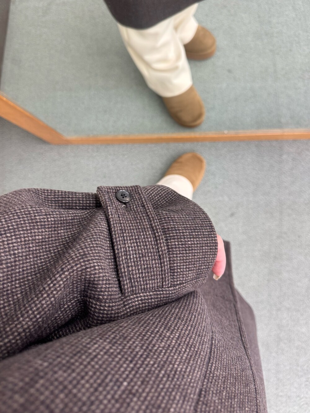 その他のステンカラーコート、ホワイト系のその他パンツ、ベージュ系のブーツを着用したレディースの冬コーディネートの6枚目の写真