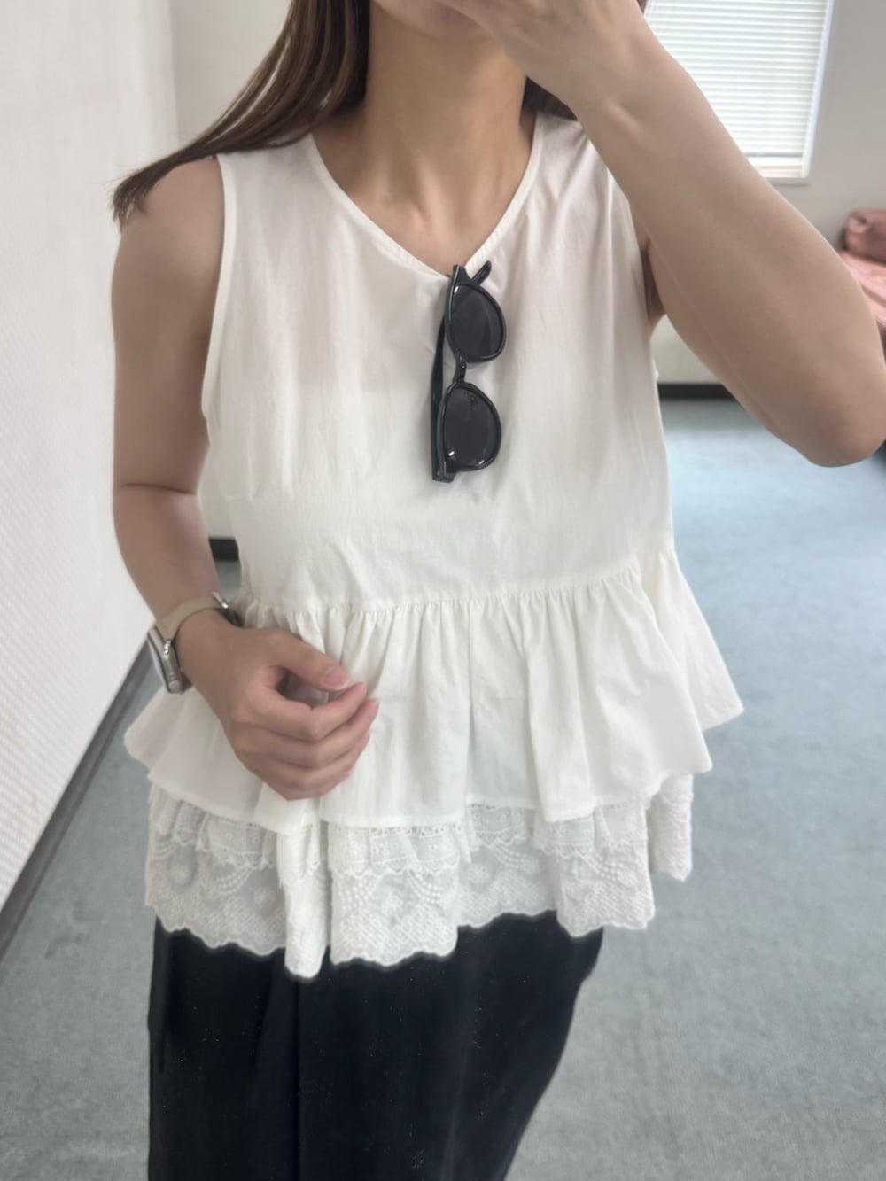 ホワイト系のシャツ/ブラウス、ブラック系のスカート、ブラック系のパンプスを着用したレディースの夏コーディネートの6枚目の写真