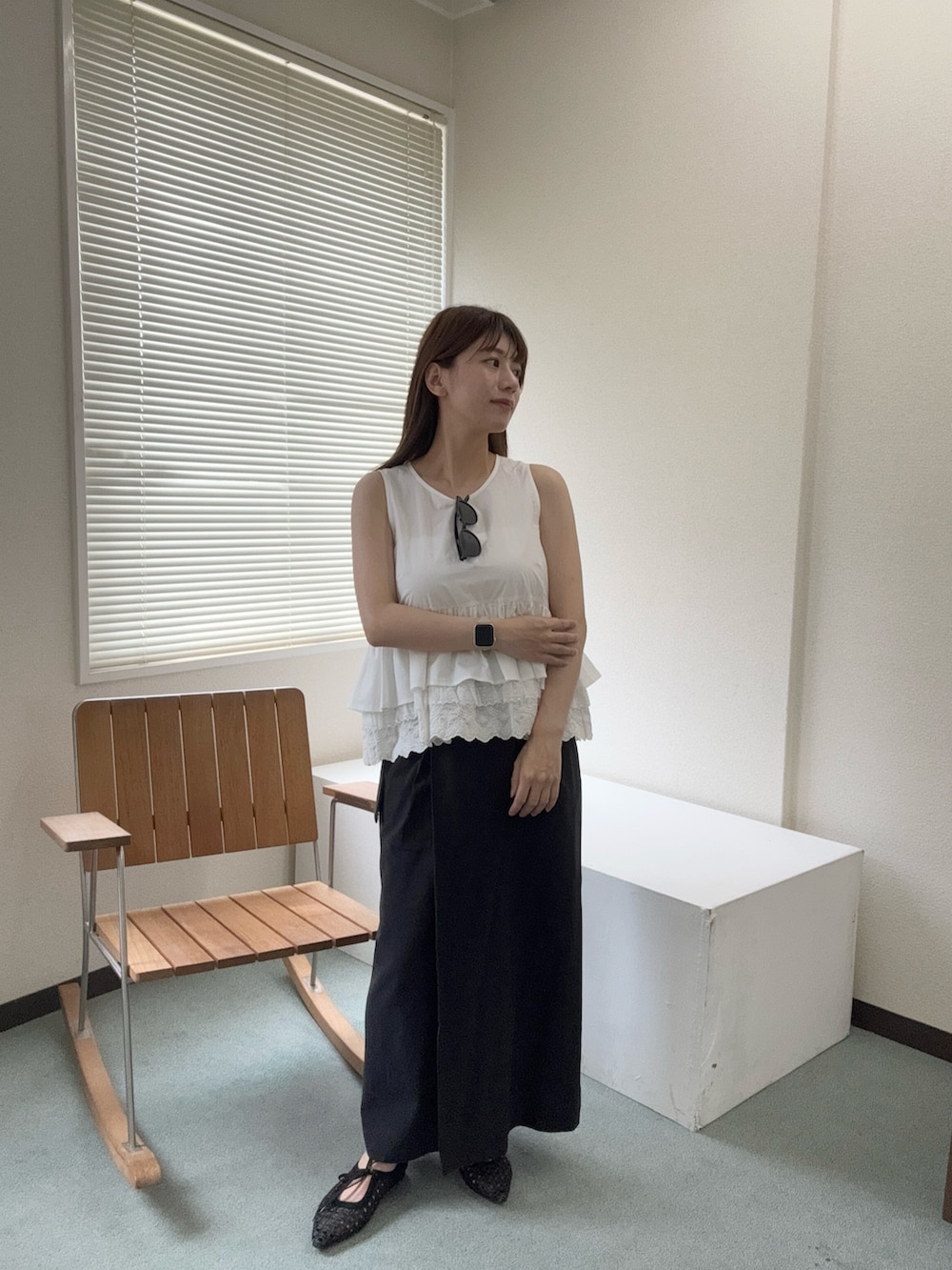ホワイト系のシャツ/ブラウス、ブラック系のスカート、ブラック系のパンプスを着用したレディースの夏コーディネートの2枚目の写真