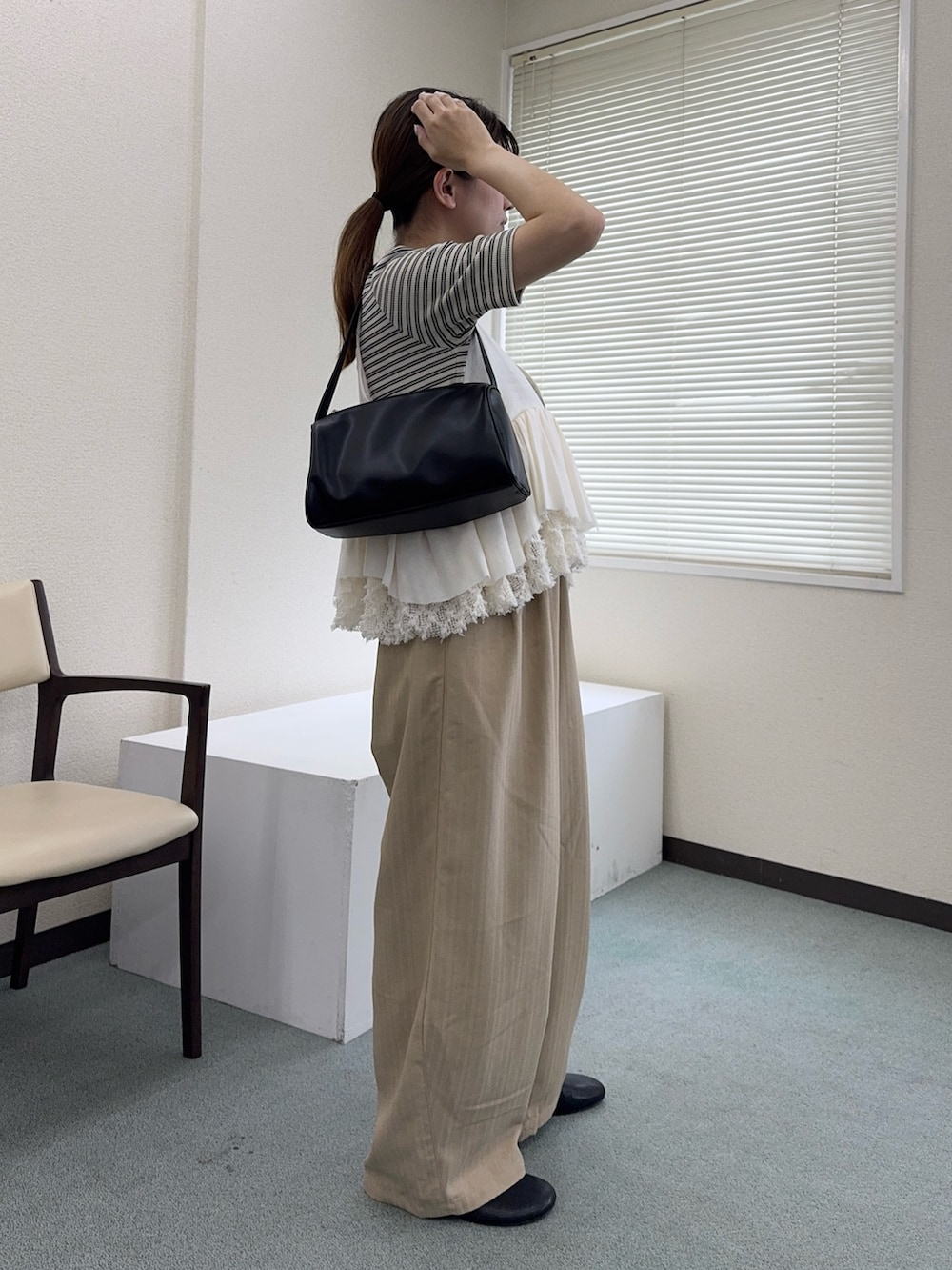 ホワイト系のその他トップス、ホワイト系のTシャツ/カットソー、ベージュ系のその他パンツを着用したレディースの夏コーディネートの2枚目の写真