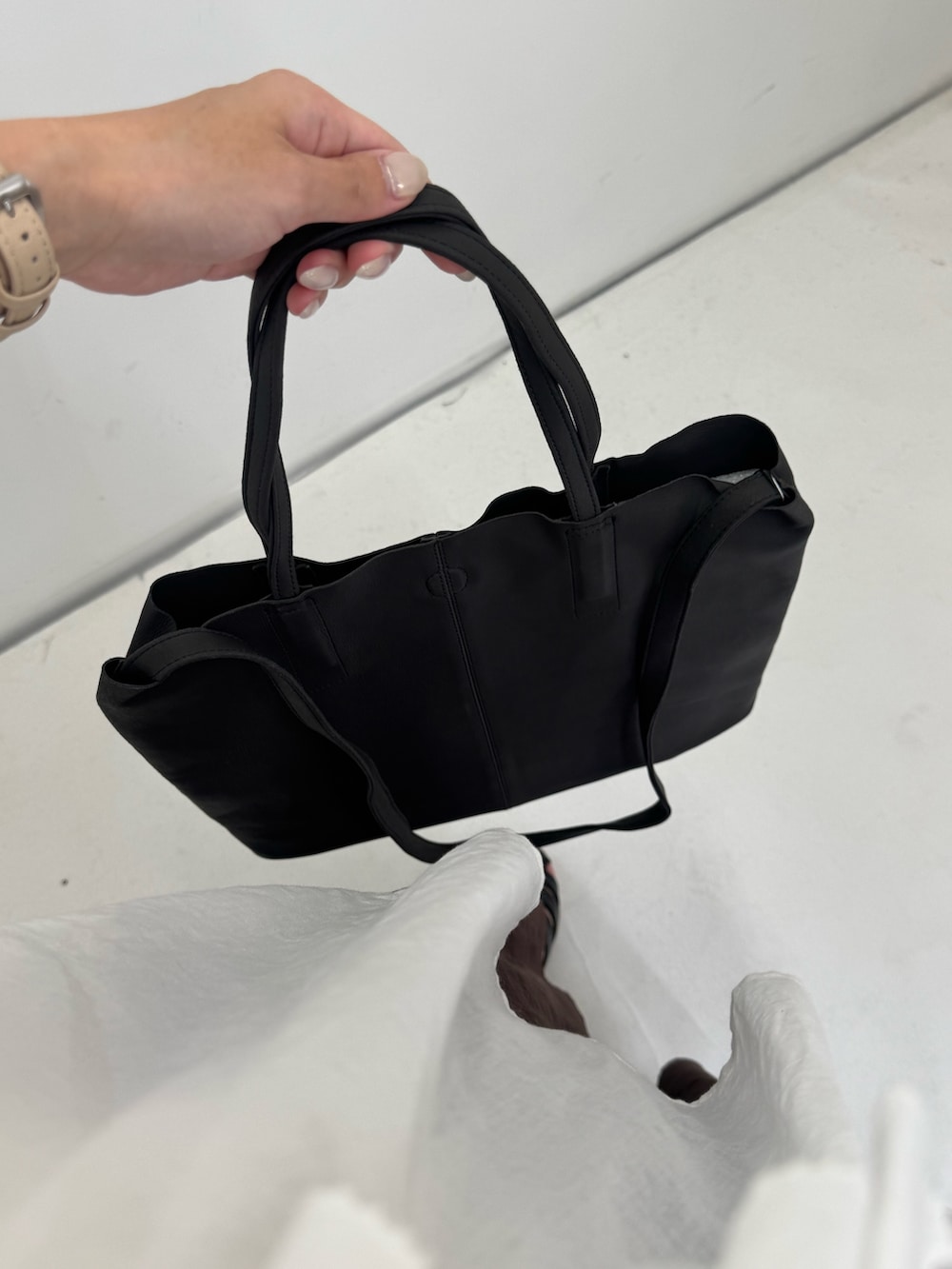 ホワイト系のシャツ/ブラウス、ブラウン系のスカート、ブラック系のサンダルを着用したレディースの夏コーディネートの8枚目の写真